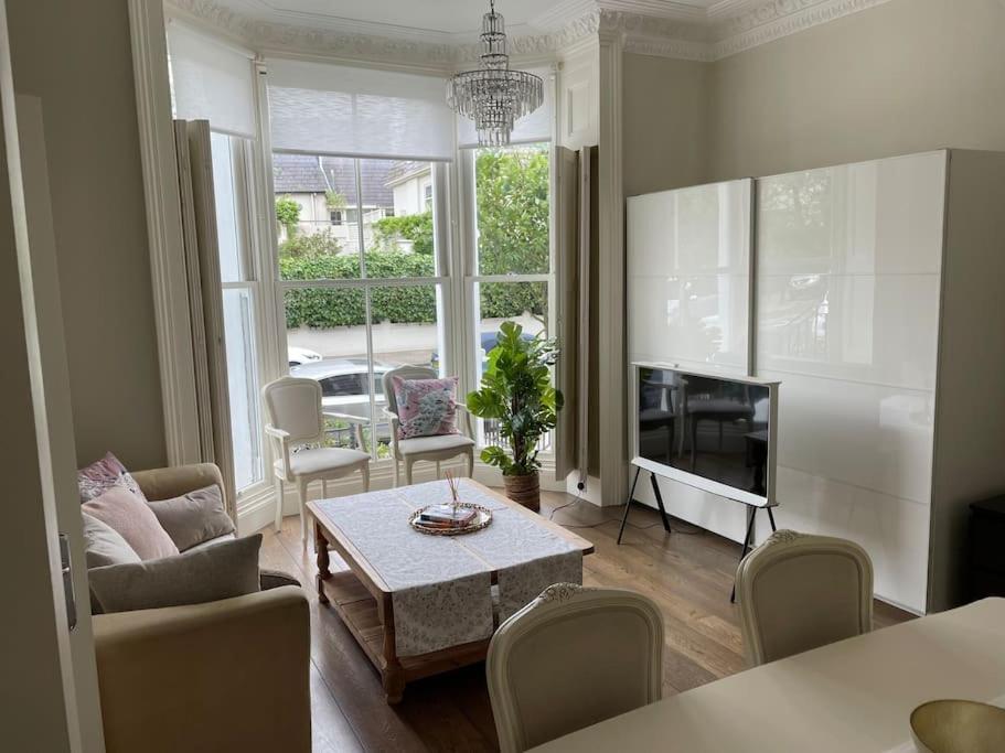 Stylish 3-Bedroom Flat In Kensington Londres Exterior foto